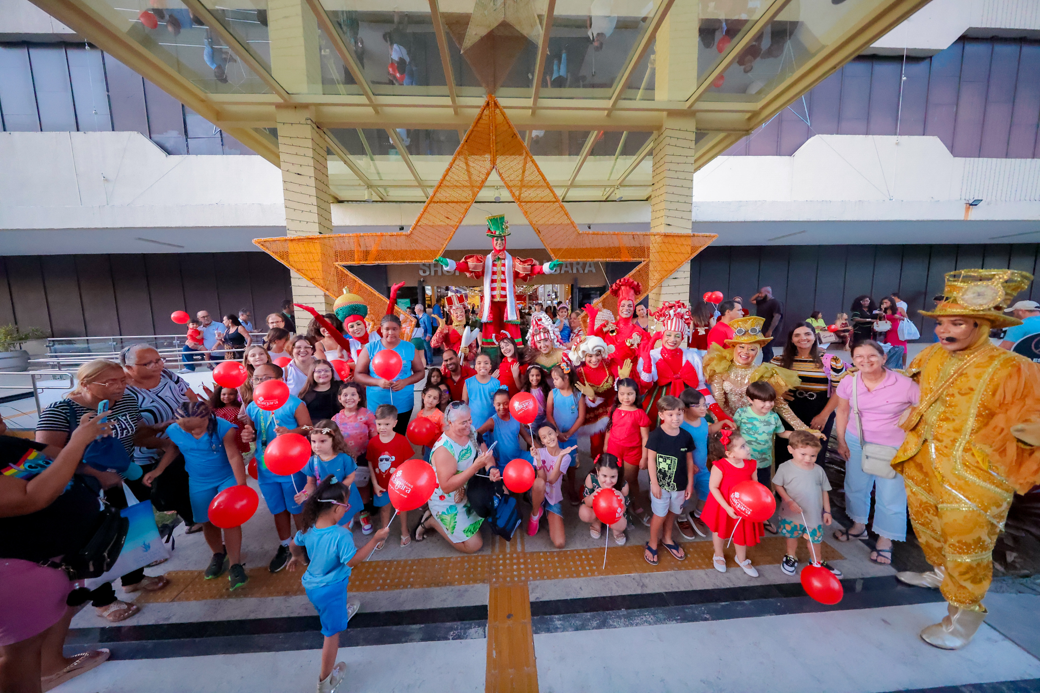 Papai Noel inaugura decoração de Natal do Shopping Itaigara com presença de crianças da Apae Salvador